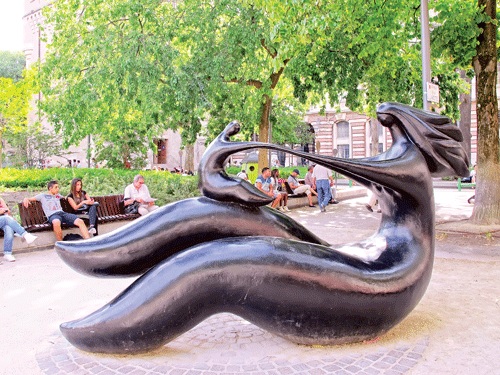 Một góc Toulouse nằm bên bờ sông Garonne. Quán hàng di động. Quảng trường Capitol, kiến trúc với gạch hồng đặc trưng xây từ thế kỷ 16, nơi không du khách nào bỏ lỡ cơ hội tham quan. Thư giãn dưới nắng thu. Một khu phố với kiến trúc đặc trưng Toulouse. Cầu mới (Pont-Neuf), địa danh lịch sử nối 2 bờ Thành phố Hồng. Tượng cổ tại bảo tàng Bemberg và ngoài công viên. Một góc Toulouse nằm bên bờ sông Garonne. Quán hàng di động. Quảng trường Capitol, kiến trúc với gạch hồng đặc trưng xây từ thế kỷ 16, nơi không du khách nào bỏ lỡ cơ hội tham quan. Thư giãn dưới nắng thu. Một khu phố với kiến trúc đặc trưng Toulouse. Cầu mới (Pont-Neuf), địa danh lịch sử nối 2 bờ Thành phố Hồng. Tượng cổ tại bảo tàng Bemberg và ngoài công viên.