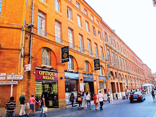 Một góc Toulouse nằm bên bờ sông Garonne. Quán hàng di động. Quảng trường Capitol, kiến trúc với gạch hồng đặc trưng xây từ thế kỷ 16, nơi không du khách nào bỏ lỡ cơ hội tham quan. Thư giãn dưới nắng thu. Một khu phố với kiến trúc đặc trưng Toulouse. Cầu mới (Pont-Neuf), địa danh lịch sử nối 2 bờ Thành phố Hồng. Tượng cổ tại bảo tàng Bemberg và ngoài công viên. Một góc Toulouse nằm bên bờ sông Garonne. Quán hàng di động. Quảng trường Capitol, kiến trúc với gạch hồng đặc trưng xây từ thế kỷ 16, nơi không du khách nào bỏ lỡ cơ hội tham quan. Thư giãn dưới nắng thu. Một khu phố với kiến trúc đặc trưng Toulouse. Cầu mới (Pont-Neuf), địa danh lịch sử nối 2 bờ Thành phố Hồng. Tượng cổ tại bảo tàng Bemberg và ngoài công viên.