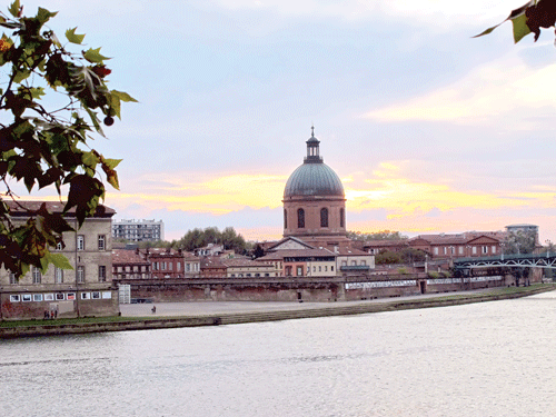 Một góc Toulouse nằm bên bờ sông Garonne. Quán hàng di động. Quảng trường Capitol, kiến trúc với gạch hồng đặc trưng xây từ thế kỷ 16, nơi không du khách nào bỏ lỡ cơ hội tham quan. Thư giãn dưới nắng thu. Một khu phố với kiến trúc đặc trưng Toulouse. Cầu mới (Pont-Neuf), địa danh lịch sử nối 2 bờ Thành phố Hồng. Tượng cổ tại bảo tàng Bemberg và ngoài công viên. Một góc Toulouse nằm bên bờ sông Garonne. Quán hàng di động. Quảng trường Capitol, kiến trúc với gạch hồng đặc trưng xây từ thế kỷ 16, nơi không du khách nào bỏ lỡ cơ hội tham quan. Thư giãn dưới nắng thu. Một khu phố với kiến trúc đặc trưng Toulouse. Cầu mới (Pont-Neuf), địa danh lịch sử nối 2 bờ Thành phố Hồng. Tượng cổ tại bảo tàng Bemberg và ngoài công viên.