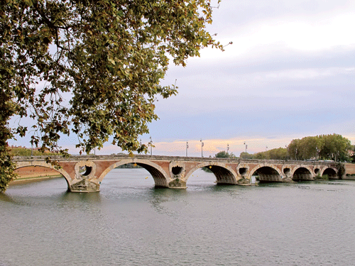 Một góc Toulouse nằm bên bờ sông Garonne. Quán hàng di động. Quảng trường Capitol, kiến trúc với gạch hồng đặc trưng xây từ thế kỷ 16, nơi không du khách nào bỏ lỡ cơ hội tham quan. Thư giãn dưới nắng thu. Một khu phố với kiến trúc đặc trưng Toulouse. Cầu mới (Pont-Neuf), địa danh lịch sử nối 2 bờ Thành phố Hồng. Tượng cổ tại bảo tàng Bemberg và ngoài công viên. Một góc Toulouse nằm bên bờ sông Garonne. Quán hàng di động. Quảng trường Capitol, kiến trúc với gạch hồng đặc trưng xây từ thế kỷ 16, nơi không du khách nào bỏ lỡ cơ hội tham quan. Thư giãn dưới nắng thu. Một khu phố với kiến trúc đặc trưng Toulouse. Cầu mới (Pont-Neuf), địa danh lịch sử nối 2 bờ Thành phố Hồng. Tượng cổ tại bảo tàng Bemberg và ngoài công viên.