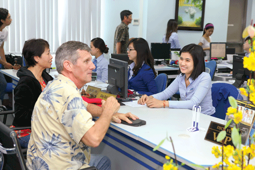 Khách hàng giao dịch tại Eximbank. Ảnh: LONG THANH Khách hàng giao dịch tại Eximbank. Ảnh: LONG THANH