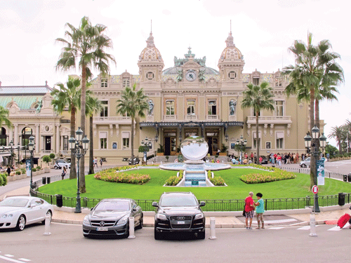 Một góc Monaco, trên cao ốc dưới du thuyền. Giá đất đắt nhất hành tinh, Monaco phải xây nhà lấn biển, lấn núi. Tác giả (bên phải) bên tượng Grimaldi, dòng họ trị vì lãnh thổ này từ năm 1297. Khách du lịch tham quan thành phố. Lâu đài Hoàng gia. Sòng bạc Monte Carlo. Khách du lịch thư giãn với tượng Adam-Eva. Bảo tồn vũ khí phòng ngự thời lập quốc. Cuộc sống an nhàn của cư dân. Một góc Monaco, trên cao ốc dưới du thuyền. Giá đất đắt nhất hành tinh, Monaco phải xây nhà lấn biển, lấn núi. Tác giả (bên phải) bên tượng Grimaldi, dòng họ trị vì lãnh thổ này từ năm 1297. Khách du lịch tham quan thành phố. Lâu đài Hoàng gia. Sòng bạc Monte Carlo. Khách du lịch thư giãn với tượng Adam-Eva. Bảo tồn vũ khí phòng ngự thời lập quốc. Cuộc sống an nhàn của cư dân.