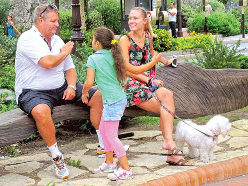 Một góc Monaco, trên cao ốc dưới du thuyền. Giá đất đắt nhất hành tinh, Monaco phải xây nhà lấn biển, lấn núi. Tác giả (bên phải) bên tượng Grimaldi, dòng họ trị vì lãnh thổ này từ năm 1297. Khách du lịch tham quan thành phố. Lâu đài Hoàng gia. Sòng bạc Monte Carlo. Khách du lịch thư giãn với tượng Adam-Eva. Bảo tồn vũ khí phòng ngự thời lập quốc. Cuộc sống an nhàn của cư dân. Một góc Monaco, trên cao ốc dưới du thuyền. Giá đất đắt nhất hành tinh, Monaco phải xây nhà lấn biển, lấn núi. Tác giả (bên phải) bên tượng Grimaldi, dòng họ trị vì lãnh thổ này từ năm 1297. Khách du lịch tham quan thành phố. Lâu đài Hoàng gia. Sòng bạc Monte Carlo. Khách du lịch thư giãn với tượng Adam-Eva. Bảo tồn vũ khí phòng ngự thời lập quốc. Cuộc sống an nhàn của cư dân.