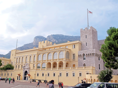 Một góc Monaco, trên cao ốc dưới du thuyền. Giá đất đắt nhất hành tinh, Monaco phải xây nhà lấn biển, lấn núi. Tác giả (bên phải) bên tượng Grimaldi, dòng họ trị vì lãnh thổ này từ năm 1297. Khách du lịch tham quan thành phố. Lâu đài Hoàng gia. Sòng bạc Monte Carlo. Khách du lịch thư giãn với tượng Adam-Eva. Bảo tồn vũ khí phòng ngự thời lập quốc. Cuộc sống an nhàn của cư dân. Một góc Monaco, trên cao ốc dưới du thuyền. Giá đất đắt nhất hành tinh, Monaco phải xây nhà lấn biển, lấn núi. Tác giả (bên phải) bên tượng Grimaldi, dòng họ trị vì lãnh thổ này từ năm 1297. Khách du lịch tham quan thành phố. Lâu đài Hoàng gia. Sòng bạc Monte Carlo. Khách du lịch thư giãn với tượng Adam-Eva. Bảo tồn vũ khí phòng ngự thời lập quốc. Cuộc sống an nhàn của cư dân.