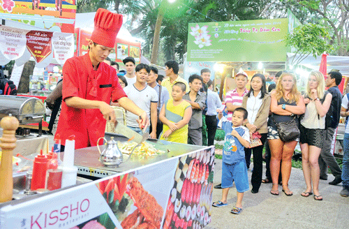 Món bánh Crepes Thái Lan. Bánh Roti tại gian hàng Malaysia. Các món nướng Việt Nam tại gian hàng Một thoáng miền Tây. Đầu bếp Nhật Bản chế biến món ăn tại gian hàng Kissho. Món Sushi tại gian hàng ẩm thực Nhật Bản. Biểu diễn ca nhạc tại Liên hoan ẩm thực quốc tế 2014. Món heo sữa nướng tại khu ẩm thực Tây nguyên. Du khách nước ngoài thích thú với món bún chả cá Việt Nam. Món bánh xèo Ấn Độ. Món bánh Crepes Thái Lan. Bánh Roti tại gian hàng Malaysia. Các món nướng Việt Nam tại gian hàng Một thoáng miền Tây. Đầu bếp Nhật Bản chế biến món ăn tại gian hàng Kissho. Món Sushi tại gian hàng ẩm thực Nhật Bản. Biểu diễn ca nhạc tại Liên hoan ẩm thực quốc tế 2014. Món heo sữa nướng tại khu ẩm thực Tây nguyên. Du khách nước ngoài thích thú với món bún chả cá Việt Nam. Món bánh xèo Ấn Độ.
