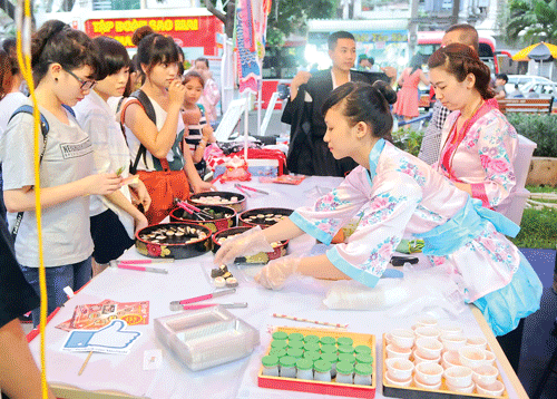 Món bánh Crepes Thái Lan. Bánh Roti tại gian hàng Malaysia. Các món nướng Việt Nam tại gian hàng Một thoáng miền Tây. Đầu bếp Nhật Bản chế biến món ăn tại gian hàng Kissho. Món Sushi tại gian hàng ẩm thực Nhật Bản. Biểu diễn ca nhạc tại Liên hoan ẩm thực quốc tế 2014. Món heo sữa nướng tại khu ẩm thực Tây nguyên. Du khách nước ngoài thích thú với món bún chả cá Việt Nam. Món bánh xèo Ấn Độ. Món bánh Crepes Thái Lan. Bánh Roti tại gian hàng Malaysia. Các món nướng Việt Nam tại gian hàng Một thoáng miền Tây. Đầu bếp Nhật Bản chế biến món ăn tại gian hàng Kissho. Món Sushi tại gian hàng ẩm thực Nhật Bản. Biểu diễn ca nhạc tại Liên hoan ẩm thực quốc tế 2014. Món heo sữa nướng tại khu ẩm thực Tây nguyên. Du khách nước ngoài thích thú với món bún chả cá Việt Nam. Món bánh xèo Ấn Độ.