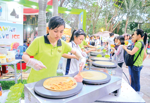 Món bánh Crepes Thái Lan. Bánh Roti tại gian hàng Malaysia. Các món nướng Việt Nam tại gian hàng Một thoáng miền Tây. Đầu bếp Nhật Bản chế biến món ăn tại gian hàng Kissho. Món Sushi tại gian hàng ẩm thực Nhật Bản. Biểu diễn ca nhạc tại Liên hoan ẩm thực quốc tế 2014. Món heo sữa nướng tại khu ẩm thực Tây nguyên. Du khách nước ngoài thích thú với món bún chả cá Việt Nam. Món bánh xèo Ấn Độ. Món bánh Crepes Thái Lan. Bánh Roti tại gian hàng Malaysia. Các món nướng Việt Nam tại gian hàng Một thoáng miền Tây. Đầu bếp Nhật Bản chế biến món ăn tại gian hàng Kissho. Món Sushi tại gian hàng ẩm thực Nhật Bản. Biểu diễn ca nhạc tại Liên hoan ẩm thực quốc tế 2014. Món heo sữa nướng tại khu ẩm thực Tây nguyên. Du khách nước ngoài thích thú với món bún chả cá Việt Nam. Món bánh xèo Ấn Độ.