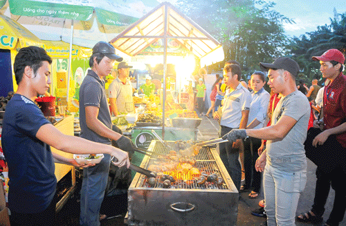 Món bánh Crepes Thái Lan. Bánh Roti tại gian hàng Malaysia. Các món nướng Việt Nam tại gian hàng Một thoáng miền Tây. Đầu bếp Nhật Bản chế biến món ăn tại gian hàng Kissho. Món Sushi tại gian hàng ẩm thực Nhật Bản. Biểu diễn ca nhạc tại Liên hoan ẩm thực quốc tế 2014. Món heo sữa nướng tại khu ẩm thực Tây nguyên. Du khách nước ngoài thích thú với món bún chả cá Việt Nam. Món bánh xèo Ấn Độ. Món bánh Crepes Thái Lan. Bánh Roti tại gian hàng Malaysia. Các món nướng Việt Nam tại gian hàng Một thoáng miền Tây. Đầu bếp Nhật Bản chế biến món ăn tại gian hàng Kissho. Món Sushi tại gian hàng ẩm thực Nhật Bản. Biểu diễn ca nhạc tại Liên hoan ẩm thực quốc tế 2014. Món heo sữa nướng tại khu ẩm thực Tây nguyên. Du khách nước ngoài thích thú với món bún chả cá Việt Nam. Món bánh xèo Ấn Độ.