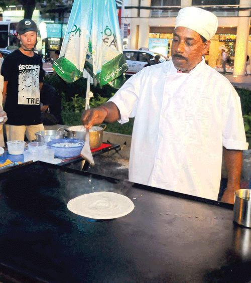 Món bánh Crepes Thái Lan. Bánh Roti tại gian hàng Malaysia. Các món nướng Việt Nam tại gian hàng Một thoáng miền Tây. Đầu bếp Nhật Bản chế biến món ăn tại gian hàng Kissho. Món Sushi tại gian hàng ẩm thực Nhật Bản. Biểu diễn ca nhạc tại Liên hoan ẩm thực quốc tế 2014. Món heo sữa nướng tại khu ẩm thực Tây nguyên. Du khách nước ngoài thích thú với món bún chả cá Việt Nam. Món bánh xèo Ấn Độ. Món bánh Crepes Thái Lan. Bánh Roti tại gian hàng Malaysia. Các món nướng Việt Nam tại gian hàng Một thoáng miền Tây. Đầu bếp Nhật Bản chế biến món ăn tại gian hàng Kissho. Món Sushi tại gian hàng ẩm thực Nhật Bản. Biểu diễn ca nhạc tại Liên hoan ẩm thực quốc tế 2014. Món heo sữa nướng tại khu ẩm thực Tây nguyên. Du khách nước ngoài thích thú với món bún chả cá Việt Nam. Món bánh xèo Ấn Độ.