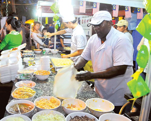 Món bánh Crepes Thái Lan. Bánh Roti tại gian hàng Malaysia. Các món nướng Việt Nam tại gian hàng Một thoáng miền Tây. Đầu bếp Nhật Bản chế biến món ăn tại gian hàng Kissho. Món Sushi tại gian hàng ẩm thực Nhật Bản. Biểu diễn ca nhạc tại Liên hoan ẩm thực quốc tế 2014. Món heo sữa nướng tại khu ẩm thực Tây nguyên. Du khách nước ngoài thích thú với món bún chả cá Việt Nam. Món bánh xèo Ấn Độ. Món bánh Crepes Thái Lan. Bánh Roti tại gian hàng Malaysia. Các món nướng Việt Nam tại gian hàng Một thoáng miền Tây. Đầu bếp Nhật Bản chế biến món ăn tại gian hàng Kissho. Món Sushi tại gian hàng ẩm thực Nhật Bản. Biểu diễn ca nhạc tại Liên hoan ẩm thực quốc tế 2014. Món heo sữa nướng tại khu ẩm thực Tây nguyên. Du khách nước ngoài thích thú với món bún chả cá Việt Nam. Món bánh xèo Ấn Độ.