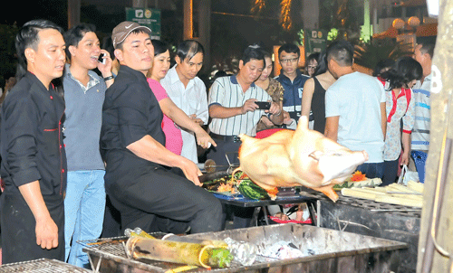 Món bánh Crepes Thái Lan. Bánh Roti tại gian hàng Malaysia. Các món nướng Việt Nam tại gian hàng Một thoáng miền Tây. Đầu bếp Nhật Bản chế biến món ăn tại gian hàng Kissho. Món Sushi tại gian hàng ẩm thực Nhật Bản. Biểu diễn ca nhạc tại Liên hoan ẩm thực quốc tế 2014. Món heo sữa nướng tại khu ẩm thực Tây nguyên. Du khách nước ngoài thích thú với món bún chả cá Việt Nam. Món bánh xèo Ấn Độ. Món bánh Crepes Thái Lan. Bánh Roti tại gian hàng Malaysia. Các món nướng Việt Nam tại gian hàng Một thoáng miền Tây. Đầu bếp Nhật Bản chế biến món ăn tại gian hàng Kissho. Món Sushi tại gian hàng ẩm thực Nhật Bản. Biểu diễn ca nhạc tại Liên hoan ẩm thực quốc tế 2014. Món heo sữa nướng tại khu ẩm thực Tây nguyên. Du khách nước ngoài thích thú với món bún chả cá Việt Nam. Món bánh xèo Ấn Độ.