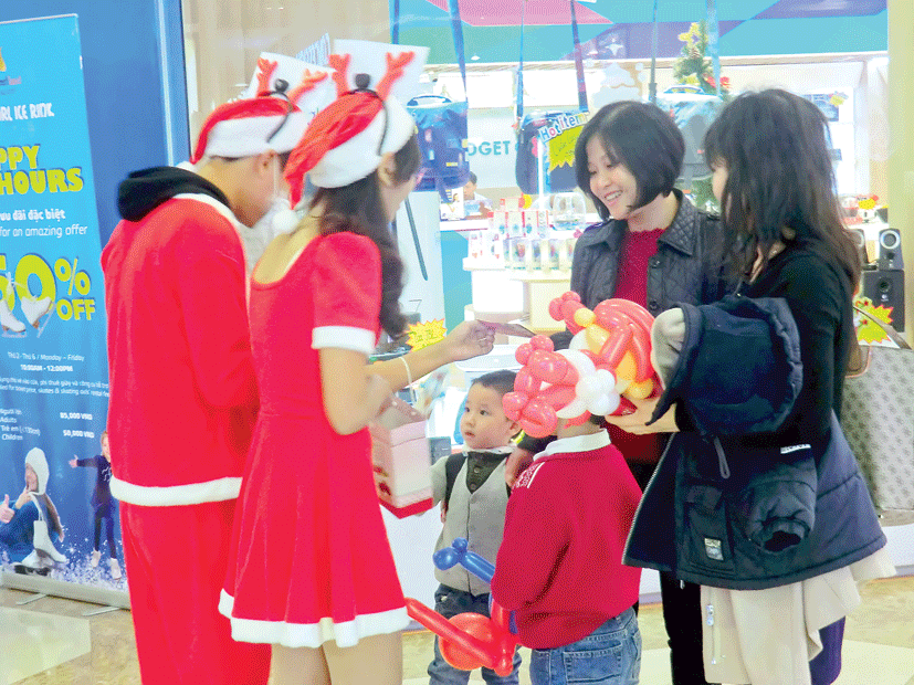 Giáng Sinh - Tết được xem là mùa cao điểm mua sắm trong năm. Giáng Sinh - Tết được xem là mùa cao điểm mua sắm trong năm.