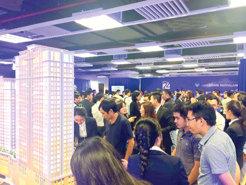 Khách hàng tìm hiểu thông tin các dự án của Novaland. Khách hàng tìm hiểu thông tin các dự án của Novaland.