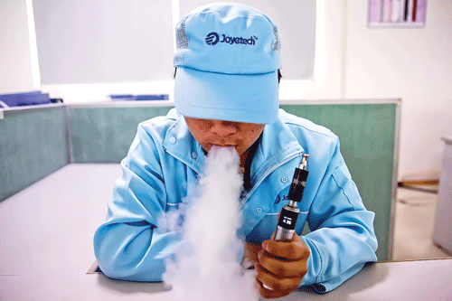 Một nhân viên kiểm định chất lượng thuốc lá điện tử của Joyetech. Một nhân viên kiểm định chất lượng thuốc lá điện tử của Joyetech.