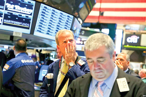 Giá dầu giảm mạnh trong tháng này đã ảnh hưởng tiêu cực đến TTCK toàn cầu. Giá dầu giảm mạnh trong tháng này đã ảnh hưởng tiêu cực đến TTCK toàn cầu.