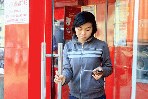 Một công nhân buồn bã khi không thực hiện được giao dịch. Một công nhân buồn bã khi không thực hiện được giao dịch.