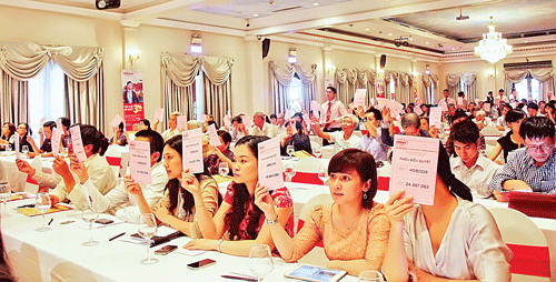 Biểu quyết tại một ĐHCĐ năm 2014 (ảnh chỉ mang tính chất minh họa). Biểu quyết tại một ĐHCĐ năm 2014 (ảnh chỉ mang tính chất minh họa).