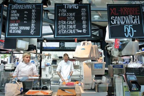 Đan Mạch cắt giảm lãi suất để giữ đồng krone ổn định, thúc đẩy người dân chi tiêu.