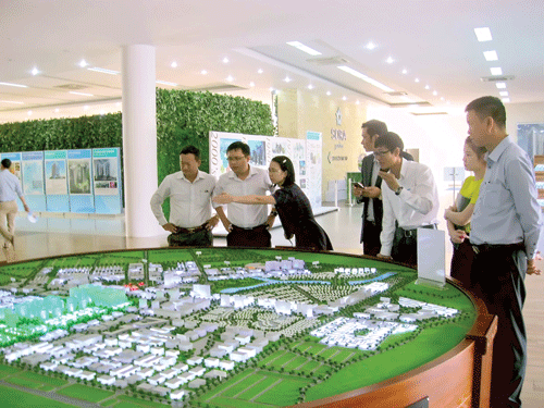Nhà đầu tư tìm hiểu dự án “tỷ đô” của Becamex Tokyu. Ảnh: TRÀ GIANG Nhà đầu tư tìm hiểu dự án “tỷ đô” của Becamex Tokyu. Ảnh: TRÀ GIANG