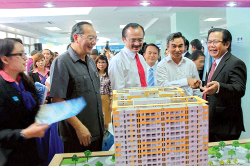 Ông Đoàn Chí Thanh (bìa phải) giới thiệu dự án Hưng Ngân Garden (quận 12) với lãnh đạo Trung ương và đối tác doanh nghiệp. Ông Đoàn Chí Thanh (bìa phải) giới thiệu dự án Hưng Ngân Garden (quận 12) với lãnh đạo Trung ương và đối tác doanh nghiệp.