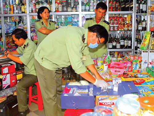 Lực lượng quản lý thị trường kiểm tra tại một cơ sở kinh doanh.