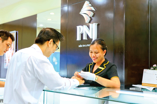 PNJ là một trong những doanh nghiệp làm ăn hiệu quả, chia cổ tức cao. Ảnh: LONG THANH