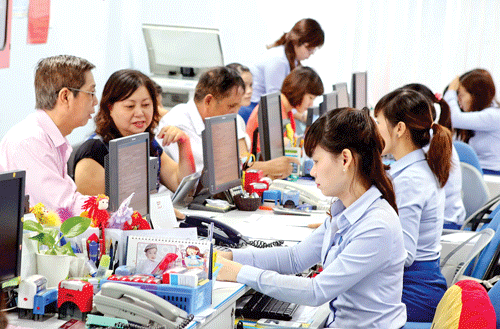 Khách hàng giao dịch tại Eximbank. Ảnh: LONG THANH