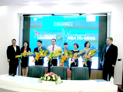 Đại diện trường Viện đào tạo Quốc tế - trường Đại học Kinh tế TPHCM tặng hoa cảm ơn các DN đồng hành.