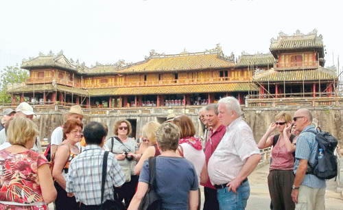 Du khách nước ngoài tham quan Đại Nội, Huế. Ảnh: VĂN THẮNG Du khách nước ngoài tham quan Đại Nội, Huế. Ảnh: VĂN THẮNG