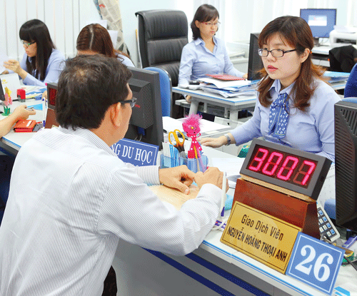 Khách hàng giao dịch tại Eximbank. Ảnh: LONG THANH Khách hàng giao dịch tại Eximbank. Ảnh: LONG THANH