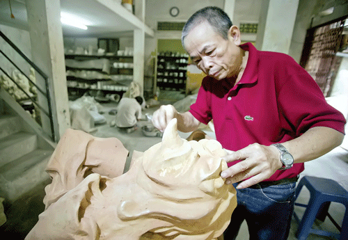 Làng nghề gốm sứ Bát Tràng hồi sinh nhờ kết hợp với phát triển du lịch làng nghề.