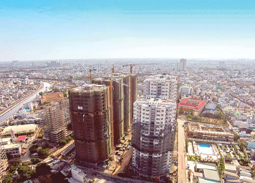 Hình thực tế tháng 5-2015, toàn bộ dự án Him Lam Chợ Lớn đã xây xong, bắt đầu bàn giao cho khách hàng từ tháng 9-2015. Giai đoạn 2 của dự án được bán với giá 1,65 tỷ đồng/căn 85m2 nhưng người mua được trả chậm trong 5 năm (từ 9 triệu đồng/tháng). Khách hàng có nhu cầu ở thực và đầu tư dài hạn luôn chọn những dự án có chất lượng sống tốt, đã xây xong, chính sách tốt như Him Lam Chợ Lớn. Him Lam Chợ Lớn được bàn giao nội thất cao cấp của TOTO; Teka; Ferroli… Tất cả căn hộ đều là căn góc 3 mặt thoáng. Không cần phải đi đâu xa, giờ đây con em cư dân Him Lam Chợ Lớn đã có thể vui chơi ngay tại căn hộ của mình. Không gian sống xanh và sân tập dưỡng sinh dành cho người già và hơn 50 tiện ích được đầu tư nhưng phí quản lý chỉ 7.000 đồng/m2/tháng.