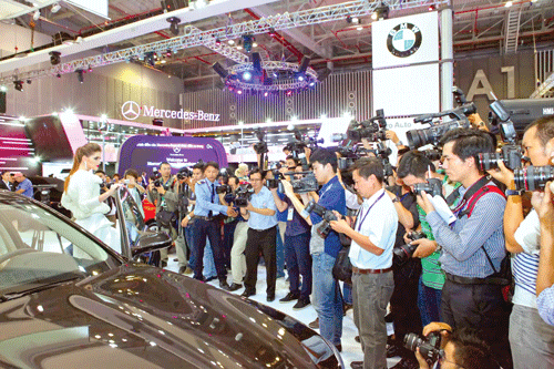 Các phóng viên đang tác nghiệp. Ảnh: LONG THANH