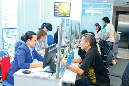 Khách hàng giao dịch tại Eximbank. ẢNh: LONG THANH Khách hàng giao dịch tại Eximbank. ẢNh: LONG THANH