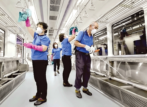 Nhân viên Công ty Vận tải nhanh Seoul tiến hành khử trùng bên trong toa tàu điện ngầm, ngăn ngừa MERS.