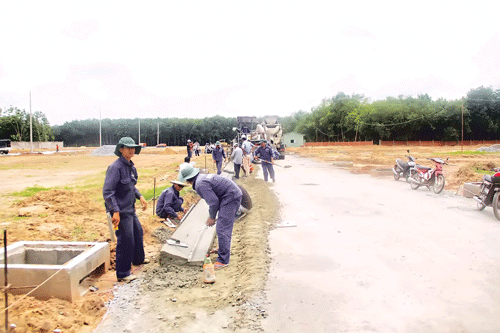 Các công nhân đang thi công hạ tầng dự án RichHome 2.