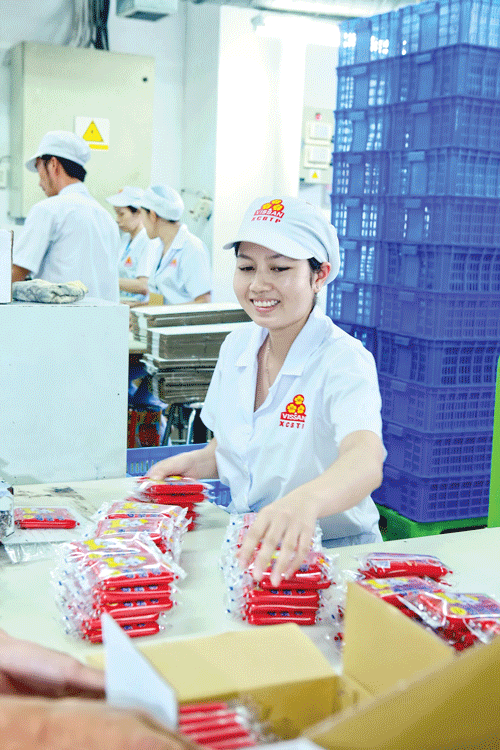 Chế biến xúc xích tại Vissan. Ảnh: LONG THANH