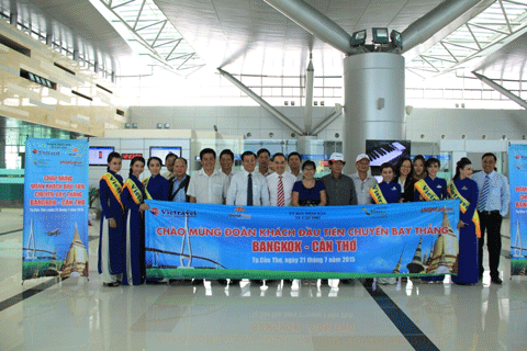 Đón đoàn khách đầu tiên đi Bangkok – Cần Thơ. Đón đoàn khách đầu tiên đi Bangkok – Cần Thơ.