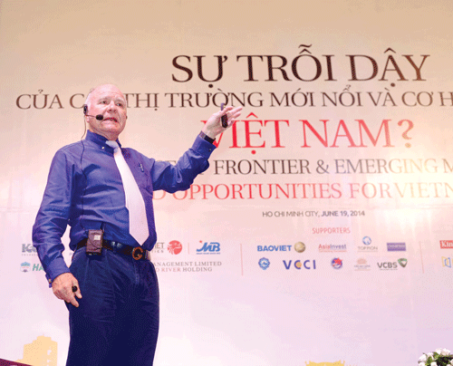 Diễn giả giới thiệu cho các nhà đầu tư tại một hội thảo tìm kiếm cơ hội đầu tư vào Việt Nam. Ảnh: LÊ TOÀN Diễn giả giới thiệu cho các nhà đầu tư tại một hội thảo tìm kiếm cơ hội đầu tư vào Việt Nam. Ảnh: LÊ TOÀN