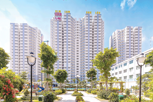 Hình thực tế dự án Him Lam Chợ Lớn, (quận 6). 2 Block cuối cùng đang mở bán với giá chỉ 1,65-2 tỷ đồng nhưng khách hàng được trả chậm 5 năm (từ 9 triệu đồng/tháng). Website: himlamcholon.com – Hotline: 0933.661.599. Hơn 50 tiện ích Him Lam Chợ Lớn được quy hoạch đồng bộ đưa vào hoạt động trước khi khách hàng nhận nhà. Phí quản lý 7.000 đồng/m2/tháng (có VAT). Khách hàng Him Lam Chợ Lớn hạnh phúc khi nhận bàn giao căn hộ mới. Tại các dự án của Him Lam, tiện ích dành cho trẻ em được đặc biệt chú trọng như trường học, khu vui chơi…(Ảnh: Trường Nguyễn Văn Luông nằm ngay trong khuôn viên dự án Him Lam Chợ Lớn).