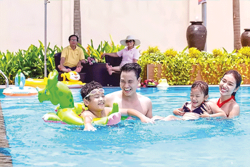 Hơn 50 tiện ích cao cấp được đầu tư dành riêng cho cư dân Him Lam Chợ Lớn, phí quản lý 7.000 đồng (Hình thực tế tại hồ bơi dự án).