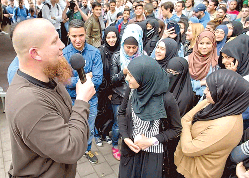 Nhà thuyết giáo cực đoan Pierre Vogel có khoảng 120.000 người hâm mộ trên Facebook.