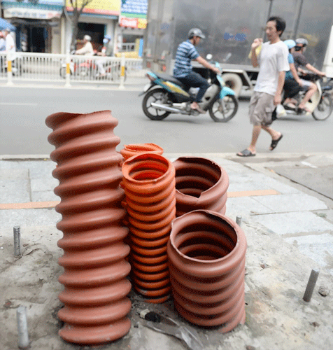 Bó cáp, dây điện chưa hoàn thành trên đường Hậu Giang, Q.6, TP.HCM