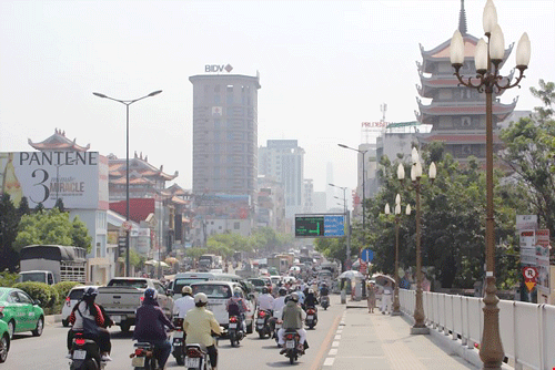 Phố đi bộ Nguyễn Huệ là một trong những con đường đẹp nhất ở Sài Gòn. Con đường xung quanh khu vực nhà thờ Đức Bà. Một góc đường Đồng Khởi. Con đường nằm dọc kênh Tàu Hủ (quận 4). Ảnh chụp tại giao lộ Nguyễn Văn Trỗi và Nguyễn Trọng Tuyển (quận Phú Nhuận) vào buổi sáng. Trên đường Nguyễn Oanh (quận Gò Vấp) đã lắp đặt ngầm hệ thống điện, cáp viễn thông. Cảnh hè phố thông thoáng trên đường Nam Kỳ Khởi Nghĩa (quận 3).