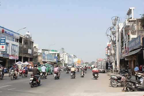 Phố đi bộ Nguyễn Huệ là một trong những con đường đẹp nhất ở Sài Gòn. Con đường xung quanh khu vực nhà thờ Đức Bà. Một góc đường Đồng Khởi. Con đường nằm dọc kênh Tàu Hủ (quận 4). Ảnh chụp tại giao lộ Nguyễn Văn Trỗi và Nguyễn Trọng Tuyển (quận Phú Nhuận) vào buổi sáng. Trên đường Nguyễn Oanh (quận Gò Vấp) đã lắp đặt ngầm hệ thống điện, cáp viễn thông. Cảnh hè phố thông thoáng trên đường Nam Kỳ Khởi Nghĩa (quận 3).