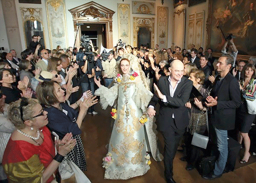 Nhà thiết kế Christian Lacroix và người mẫu trong show diễn Haute Couture cuối năm 2009.