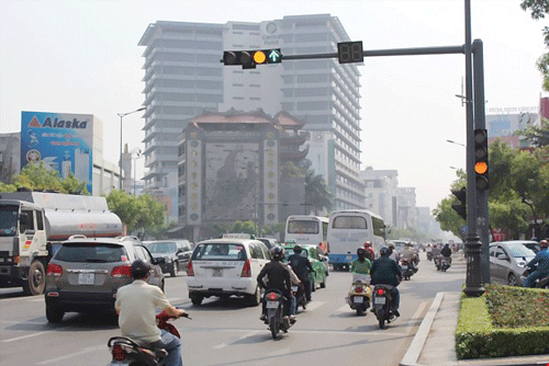 Phố đi bộ Nguyễn Huệ là một trong những con đường đẹp nhất ở Sài Gòn. Con đường xung quanh khu vực nhà thờ Đức Bà. Một góc đường Đồng Khởi. Con đường nằm dọc kênh Tàu Hủ (quận 4). Ảnh chụp tại giao lộ Nguyễn Văn Trỗi và Nguyễn Trọng Tuyển (quận Phú Nhuận) vào buổi sáng. Trên đường Nguyễn Oanh (quận Gò Vấp) đã lắp đặt ngầm hệ thống điện, cáp viễn thông. Cảnh hè phố thông thoáng trên đường Nam Kỳ Khởi Nghĩa (quận 3).