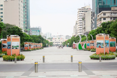 Phố đi bộ Nguyễn Huệ là một trong những con đường đẹp nhất ở Sài Gòn. Con đường xung quanh khu vực nhà thờ Đức Bà. Một góc đường Đồng Khởi. Con đường nằm dọc kênh Tàu Hủ (quận 4). Ảnh chụp tại giao lộ Nguyễn Văn Trỗi và Nguyễn Trọng Tuyển (quận Phú Nhuận) vào buổi sáng. Trên đường Nguyễn Oanh (quận Gò Vấp) đã lắp đặt ngầm hệ thống điện, cáp viễn thông. Cảnh hè phố thông thoáng trên đường Nam Kỳ Khởi Nghĩa (quận 3).