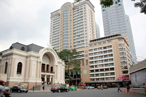 Phố đi bộ Nguyễn Huệ là một trong những con đường đẹp nhất ở Sài Gòn. Con đường xung quanh khu vực nhà thờ Đức Bà. Một góc đường Đồng Khởi. Con đường nằm dọc kênh Tàu Hủ (quận 4). Ảnh chụp tại giao lộ Nguyễn Văn Trỗi và Nguyễn Trọng Tuyển (quận Phú Nhuận) vào buổi sáng. Trên đường Nguyễn Oanh (quận Gò Vấp) đã lắp đặt ngầm hệ thống điện, cáp viễn thông. Cảnh hè phố thông thoáng trên đường Nam Kỳ Khởi Nghĩa (quận 3).