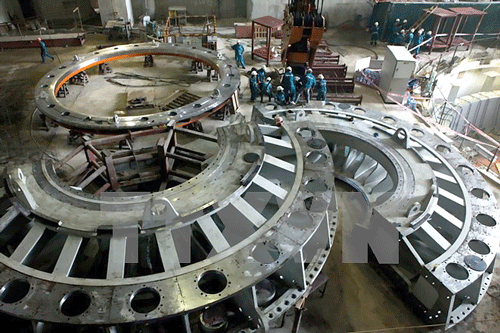 Công nhân lắp đặt thiết bị tổ máy số 1. Công nhân lắp đặt thiết bị tổ máy số 1.